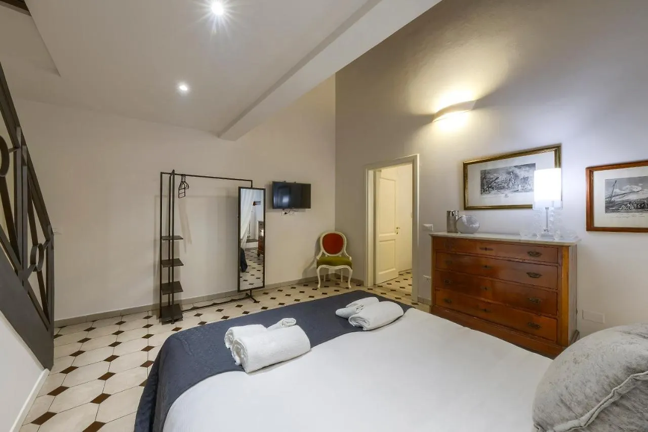 La Casa Di Bruna E Giordano In Santo Spirito Florence